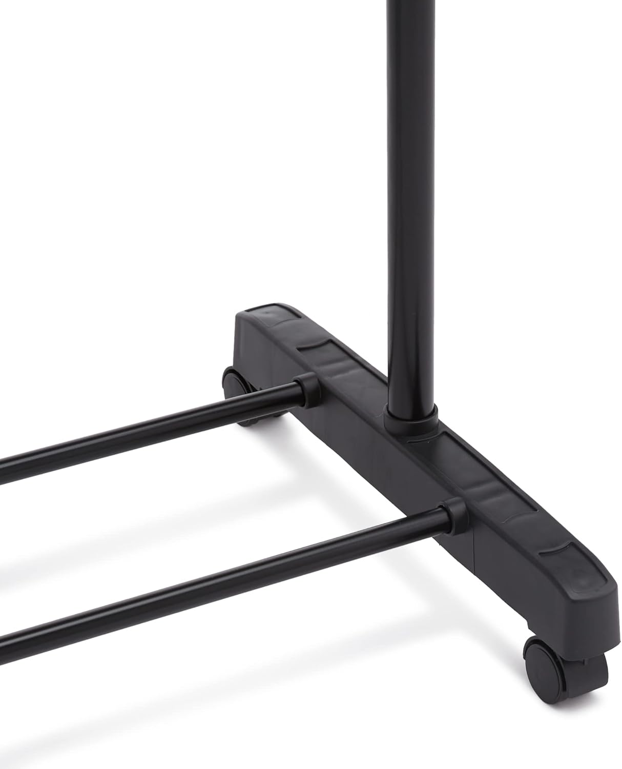 Wieszak stojący Amazon Basics na ubrania regulowany z kółkami chrom